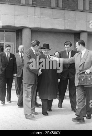 DDR-Präsident Wilhelm Pieck besuchte am 27. Mai 1956 den Rundfunk der DDR in der Nalepastraße in Berlin-Oberschoeneweide, wo bis 1990 alle Radioprogramme der DDR (Radio DDR, Stimme der DDR, Deutschlandsender, Berliner Rundfunk, Berliner Welle und der Auslandsradio Radio Berlin International RBI) produziert wurden. Pieck gibt einem Reporter des Rundfunks der DDR beim Verlassen des Rundfunks ein Interview. Stockfoto