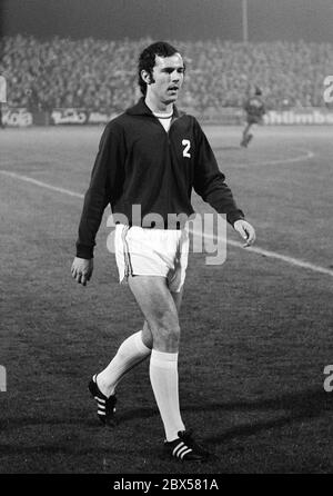 Kapitän Franz Beckenbauer im Trainingsanzug-Top vor dem Spiel RWO gegen Bayern München, Bundesliga, Saison 1970/1971, Rot-Weiss Oberhausen gegen Bayern München 4:0, Niederrheinstadion Franz Beckenbauer nach dem Warm Up. Stockfoto