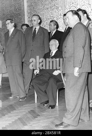 DDR-Präsident Wilhelm Pieck besuchte am 27. Mai 1956 den Rundfunk der DDR in der Nalepastraße in Berlin-Oberschoeneweide, wo bis 1990 alle Radioprogramme der DDR (Radio DDR, Stimme der DDR, Deutschlandsender, Berliner Rundfunk, Berliner Welle und der Auslandsradio Radio Berlin International RBI) produziert wurden. Stockfoto