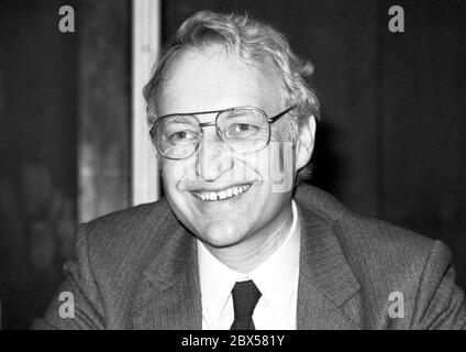 Edmund Stoiber - (28.09.1941) Bayerischer CSU-Politiker in seiner früheren Funktion als Staatssekretär und Leiter der Bayerischen Staatskanzlei bei einer CSU-Veranstaltung am 22.01.1983 in München, seit 1993 Ministerpräsident des Freistaates Bayern, seit 1999 Vorsitzender der CSU, 2002 Kanzlerkandidat der CDU/CSU bei der Bundestagswahl. Stockfoto