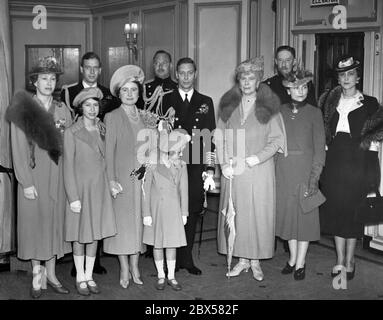 Von links nach rechts Mary, Princess Royal, George, Duke of Kent, Princess Elizabeth, Queen Elizabeth, Henry,Duke of Gloucester, King George VI, Queen Mary und Earl Harewood auf dem Schiff 'The Empress of Australia', bevor das britische Königspaar nach Kanada abreist. Stockfoto