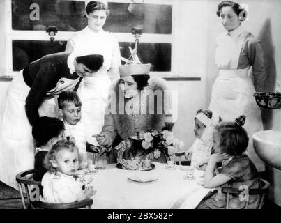 Königin Elizabeth besucht das Kinderkrankenhaus in der Great Ormond Street in London. Die Königin spricht mit Kindern während der Tinty Tots Tea Party. Stockfoto