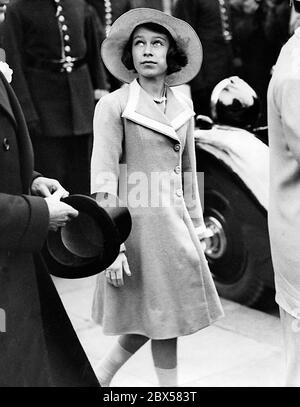 Elizabeth II. Verlässt Westminster Abbey nach der Hochzeit von Miss Anne Bowes-Lyon, der Nichte von Königin Elizabeth, und Viscount Anson. Stockfoto