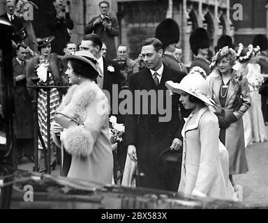 Elisabeth II. Mit Königin Elisabeth (vorne) und Prinzessin Margaret Rose (versteckt) auf dem Weg zur Hochzeit von Prinzessin Anne von Dänemark, der Nichte von Königin Elisabeth, und Lord Thomas Anson, 4. Earl of Liechtenstein. Stockfoto