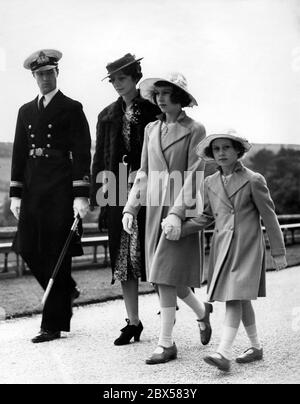 Elizabeth II. Und ihre Schwester Margaret Rose (rechts) besuchen das Royal Naval College in Dartmouth. Stockfoto