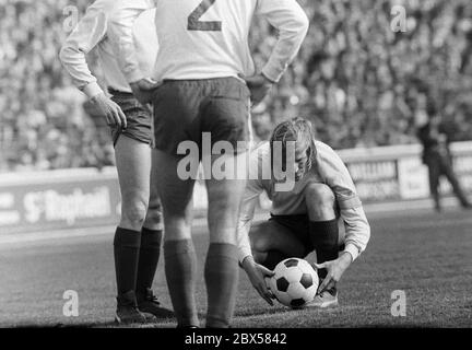 Netzer bei Freistoß im Spiel RW Oberhausen gegen Mönchengladbach, Bundesliga, Saison 1972/1973, Rot-Weiss Oberhausen gegen Borussia Mönchengladbach 1:3, Niederrheinstadion. Stockfoto