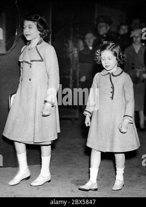 Elizabeth II. Und ihre Schwester Margaret Rose (rechts) verlassen die Royal Box bei der National Pony Show in der Agricultural Hall in Islington, London. Stockfoto