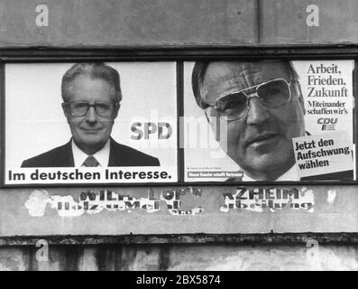 Wahlplakate für die Bundestagswahl 1983 mit den Kandidaten der beiden Parteien SPD und CDU. Die SPD wirbt mit dem Porträt ihres Spitzenkandidaten Hans-Jochen Vogel und 'SPD. In Deutschem Interesse.“ Die CDU mit dem Porträt ihres Spitzenkandidaten Helmut Kohl und dem Slogan "Arbeit, Frieden, Zukunft. Wir können es gemeinsam tun. CDU, sozial, sicher und frei. Wählen Sie nun die Wiederbelebung. Stockfoto