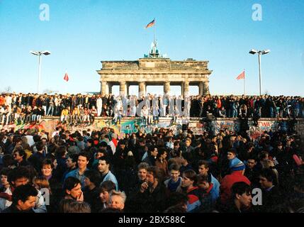 Nach 28 Jahren der Schließung der innerdeutschen Grenze öffnete die DDR am 9. November 1989 ihre Grenze nach Berlin (Westen) und dem Rest des Bundesgebietes. Bis November 12 strömten über die bestehenden Sektorübergänge mehr als eine Million Menschen aus Ost-Berlin zu Fuß oder mit dem Auto nach Berlin (West). Hier werden sie von der West-Berliner Bevölkerung angefeuert. Gleichzeitig hatte die DDR mit dem teilweisen Abriss der Mauer und der Öffnung neuer Sektoren und Grenzübergänge begonnen. Stockfoto