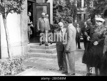 Nikita Sergejewitsch Chruschtschow - (* 1894 - 1971) - Besuch des sowjetischen Parteiführers in der DDR 1958 tritt Chruschtschow aus dem Gästehaus der DDR-Regierung in Leipzig, vorne rechts mit Ledermantel und Flachmütze SED-Chef Walter Ulbricht, In der Mitte des Bildes steht der Leiter des Personenschutzes des DDR-Staatssicherheitsleutnants Franz Gold. Stockfoto