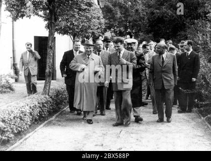 Nikita Sergejewitsch Chruschtschow (* 1894 - 1971) - Besuch des sowjetischen Parteiführers in der DDR 1958 verlässt Chruschtschow mit Paul Froehlich (damals SED-Chef des Kreises Leipzig) das Gästehaus der DDR-Regierung in Leipzig Und der Chef der persönlichen Sicherheit der DDR, Staatssicherheitsleutnant Franz Gold (rechts), hinter Walter Ulbricht, zwischen Chruschtschow und Paul Fröhlich, dem Leiter der Stasi, Erich Mielke. Stockfoto