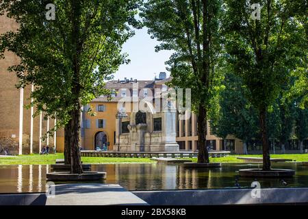 Parma, Italien - 8. Juli 2017: Blick auf einen Brunnen mit Bäumen und das Giuseppe Verdi Denkmal auf der Piazzale della Pace Stockfoto