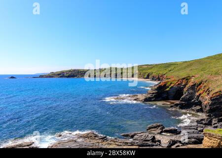 Der Blick geht nach Westen über Kennegy Cove, Richtung Prussia Cove und Lands End, Cornwall Stockfoto