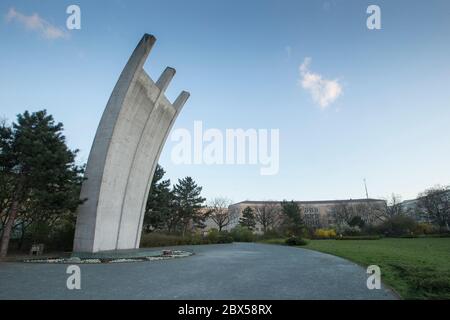 Berlin, Deutschland. April 2020. 1951 wurde das Denkmal am Platz der Luftbrücke in Berlin, nahe dem Flughafen Tempelhof, errichtet. Sie soll der Berliner Luftbrücke und ihren Opfern gedenken. Die drei Streben des Denkmals symbolisieren die drei Luftflure. Auf dem runden Sockel steht: "Sie haben ihr Leben für die Freiheit Berlins im Dienst der Luftbrücke 1948/1949 hingegeben". Quelle: Georg Wenzel/dpa-Zentralbild/ZB/dpa/Alamy Live News Stockfoto