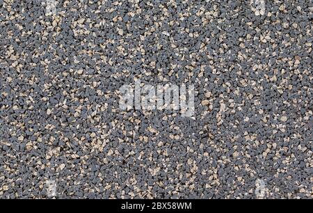 Kieselsteine Hintergrund, dunkle Kiesstruktur aus nächster Nähe Stockfoto