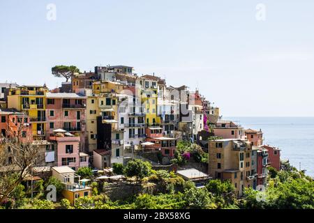 Corniglia, Italien - 8. Juli 2017: Blick auf Corniglia Häuser an einem sonnigen Tag Stockfoto