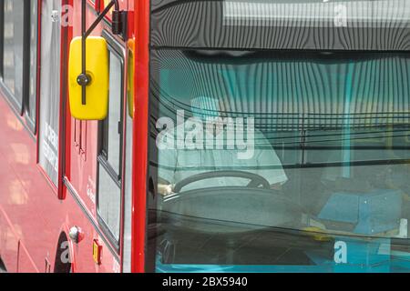 WIMBLEDON LONDON, GROSSBRITANNIEN. Juni 2020. Ein Busfahrer, der eine schützende Gesichtsmaske gegen Covid-19-Infektionen trägt, fährt in einem Londoner Bus durch die Wimbledon High Street. Die Regierung und das Verkehrsministerium hat angekündigt, dass die Gesichtsbedeckungen ab dem 15. Juni obligatorisch werden. Auf öffentlichen Verkehrsmitteln, wo soziale Distanzierung nicht möglich ist. Kredit: amer Ghazzal/Alamy Live News Stockfoto