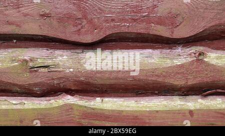 Wände aus alten Brettern braun gestrichen, Verkleidungen überlappten sich als Hintergrund. Abstrakter Holzhintergrund. Die Textur des Zauns von unrandigen h Stockfoto