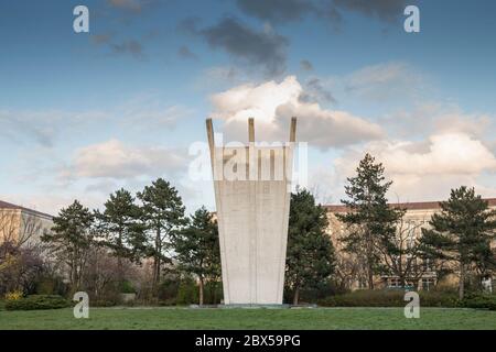 Berlin, Deutschland. April 2020. 1951 wurde das Denkmal am Platz der Luftbrücke in Berlin, nahe dem Flughafen Tempelhof, errichtet. Sie soll der Berliner Luftbrücke und ihren Opfern gedenken. Die drei Streben des Denkmals sind symbolisch für die drei Luftkorridore. Auf dem runden Sockel steht: "Sie haben ihr Leben für die Freiheit Berlins im Dienst der Luftbrücke 1948/1949 hingegeben". Quelle: Georg Wenzel/dpa-Zentralbild/ZB/dpa/Alamy Live News Stockfoto