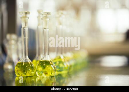 Kolben mit Flüssigkeiten im Labor, Fabrik und Produktionslabor der pharmazeutischen Industrie, Chemiekonzept Stockfoto