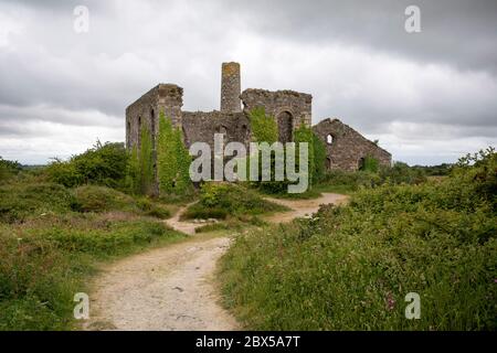 South Wheal Frances, Zinn- und Kupferminengebäude, Great Flat Lode. Carnkie, Cornwall. Fotografiert vom öffentlichen Brautweg. Stockfoto