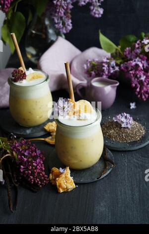 Vanillepudding mit Chia Samen auf schwarzem Hintergrund Stockfoto