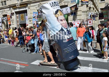 AVIGNON, FRANKREICH - 12. JUL 2014: Unbekannte Schauspieler treten auf der Straße auf, um ihre Theatervorstellung während des jährlichen Avignon Theaterfestivals zu bewerben Stockfoto