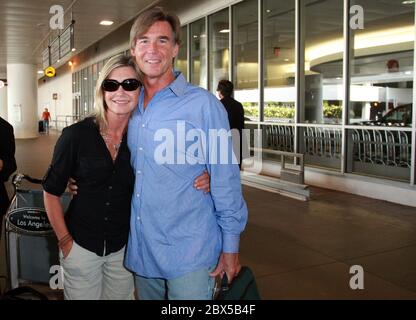 Olivia Newton-John und ihr Mann kommen nach einem Kurzurlaub in Florida am LAX Flughafen an. Olivia war glühend und lächelte, als sie nach Hause ging. August 14 2008 Stockfoto