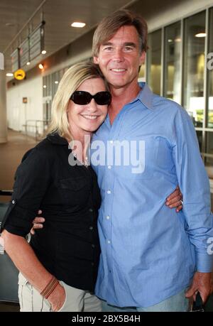 Olivia Newton-John und ihr Mann kommen nach einem Kurzurlaub in Florida am LAX Flughafen an. Olivia war glühend und lächelte, als sie nach Hause ging. August 14 2008 Stockfoto