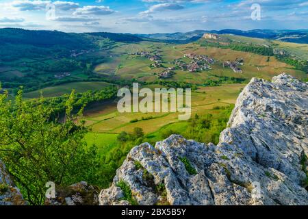 Landschaft der Weinberge und die Landschaft, betrachtet aus den Felsen von solutre (La Roche), in Saône-et-Loire, Burgund, Frankreich Stockfoto