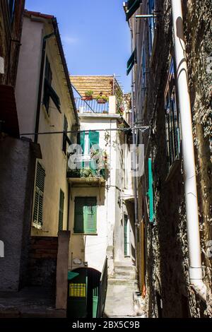 Corniglia, Italien - 8. Juli 2017: Blick auf die alten Häuser in Corniglia, Cinque Terre Stockfoto