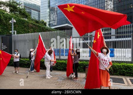 Chinesische Unterstützer schwenken am 4. Juni 2020 vor dem legislativrat in Hongkong, China, Flaggen Stockfoto