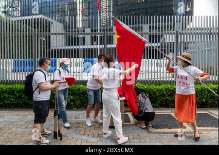 Chinesische Unterstützer schwenken am 4. Juni 2020 vor dem legislativrat in Hongkong, China, Flaggen Stockfoto
