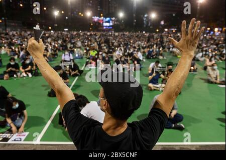 Ein Mann zeigt während der Mahnwache am 04. Juni 2020 im Victoria Park in Causeway Bay, Hongkong, eine Kerze. Tausende Menschen in ganz Hongkong versammelten sich und zündeten am 4. Juni Kerzen an, um des Massakers auf dem Platz des Himmlischen Friedens trotz des Verbots der Regierung gegen Versammlungen zu gedenken. Stockfoto