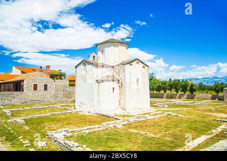 Kroatien, Kirche des Heiligen Kreuzes und archäologische Stätte in der Altstadt von Nin in Dalmatien, beliebtes Touristenziel Stockfoto