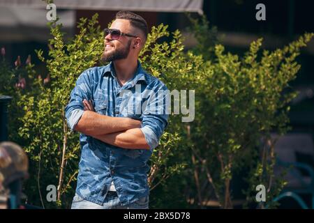 Junger Mann, der im Quellpark läuft. Sonniger Tag. Vesna.Lustiger Kerl. Gut gelaunt. Stockfoto