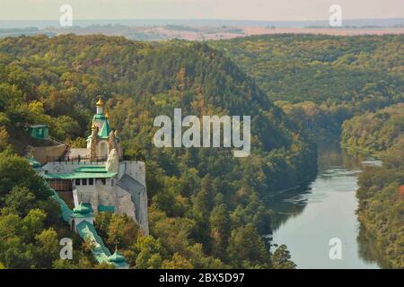 Panoramablick von der Aussichtsplattform auf die St. Nikolaus-Kirche und Siversky Donets. Herbst, September Stockfoto