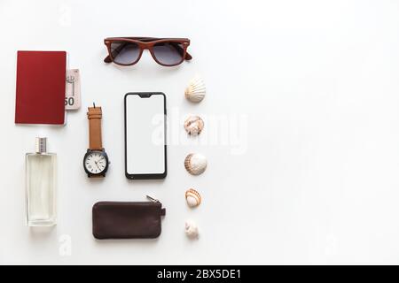 Männliche Sommerwohnung lag Reisenden Zubehör Set isoliert auf weiß. Strick von oben Stockfoto