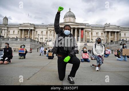 Die Menschen nehmen an einem knieenden Protest für Black Lives Matter im Trafalgar Square, London, in Erinnerung an George Floyd Teil, der am 25. Mai während seiner Polizeihaft in der US-Stadt Minneapolis getötet wurde. Stockfoto