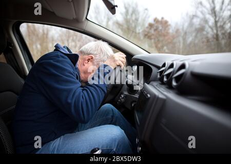 Mann, der Auto fährt und am Steuer einschläft, Transportkonzept Stockfoto