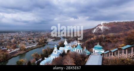 Panoramablick von der Aussichtsplattform des Swjatohirsk Lavra und Siversky Donets. Herbst, Oktober Stockfoto