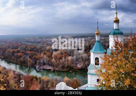 Panoramablick von der Aussichtsplattform auf die Sviatohirsk St. Nikolaus-Kirche und Siversky Donets. Herbst, Oktober Stockfoto