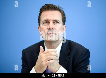 05. Juni 2020, Berlin: Steffen Seibert, Regierungssprecher der Bundesregierung, nimmt an der Pressekonferenz Teil. Der Journalist und Regierungssprecher feiert am 07.06.2020 seinen 60. Geburtstag. Foto: Britta Pedersen/dpa-Zentralbild/dpa Stockfoto