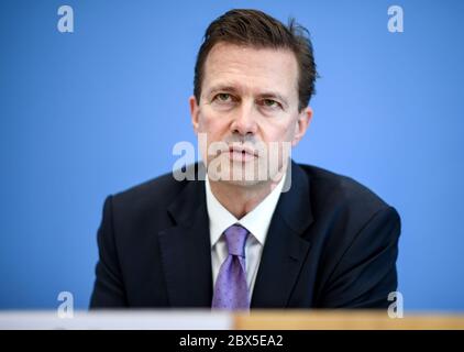 05. Juni 2020, Berlin: Steffen Seibert, Regierungssprecher der Bundesregierung, nimmt an der Pressekonferenz Teil. Der Journalist und Regierungssprecher feiert am 07.06.2020 seinen 60. Geburtstag. Foto: Britta Pedersen/dpa-Zentralbild/dpa Stockfoto