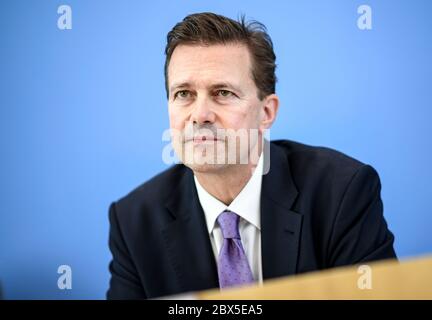 05. Juni 2020, Berlin: Steffen Seibert, Regierungssprecher der Bundesregierung, nimmt an der Pressekonferenz Teil. Der Journalist und Regierungssprecher feiert am 07.06.2020 seinen 60. Geburtstag. Foto: Britta Pedersen/dpa-Zentralbild/dpa Stockfoto