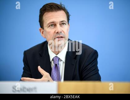 05. Juni 2020, Berlin: Steffen Seibert, Regierungssprecher der Bundesregierung, nimmt an der Pressekonferenz Teil. Der Journalist und Regierungssprecher feiert am 07.06.2020 seinen 60. Geburtstag. Foto: Britta Pedersen/dpa-Zentralbild/dpa Stockfoto