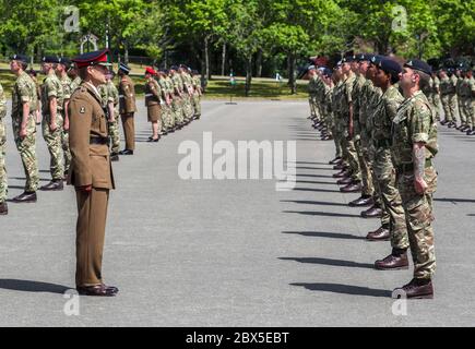 Rekruten werden während einer auslaufenden Parade in der Sir John Moore Barracks, Winchester, kontrolliert, der ersten Gruppe von Soldaten, die ihre Ausbildung im Army Training Regiment (Winchester) seit der Sperrung des Coronavirus abgeschlossen haben. Stockfoto