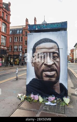 Black Lives Matter - Tribute gemaltes Wandbild des Straßenkünstlers Akse of George Floyd im Northern Quarter, Manchester, England Stockfoto