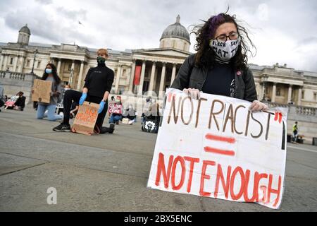 Die Menschen nehmen an einem knieenden Protest für Black Lives Matter im Trafalgar Square, London, in Erinnerung an George Floyd Teil, der am 25. Mai während seiner Polizeihaft in der US-Stadt Minneapolis getötet wurde. Stockfoto