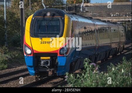 Der Meridian-Zug der Baureihe 222 in East Midlands fährt auf der midland-Hauptstrecke, England. Stockfoto